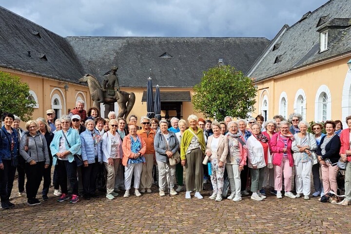 Vor dem Denkmal des "Spätlesereiters" im Innenhof von Schloss Johannisberg in Geisenheim
