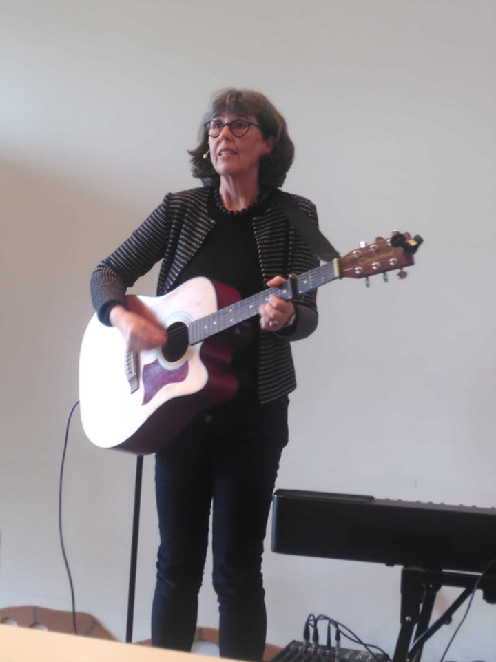 Stefanie Schwab während eines Liedvortrags